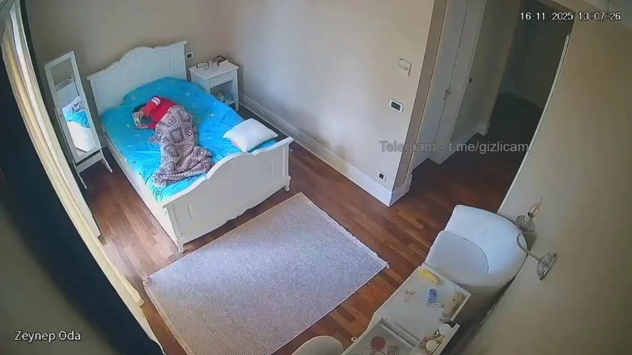 Koca Memeli Zeynep Yatak Odasında Soyunuyor 3 Part 2 İfşa Videoları