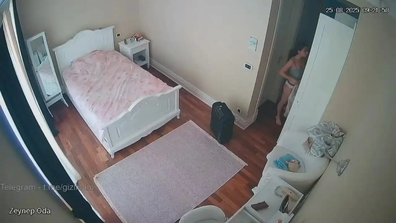 Koca Memeli Zeynep Yatak Odasında Soyunuyor 3 Part 5 İfşa Videoları