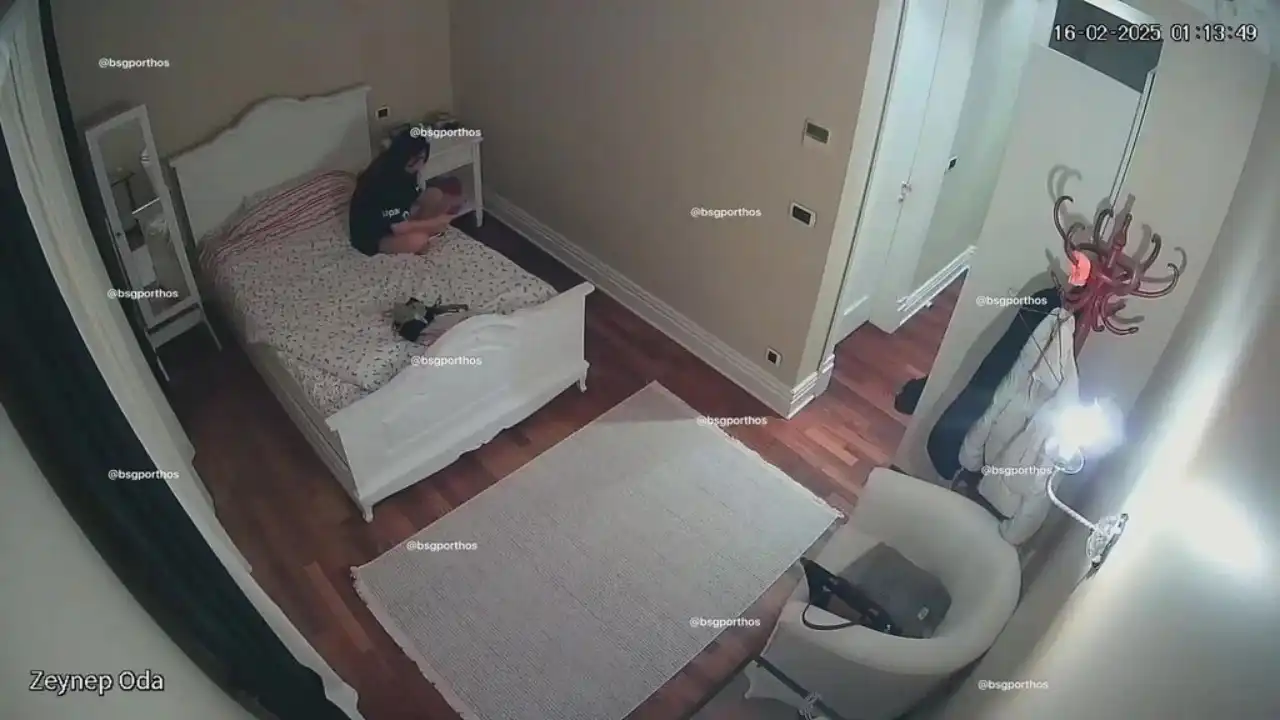 Koca Memeli Zeynep Yatak Odasında Soyunuyor Part 22 İfşa Videoları