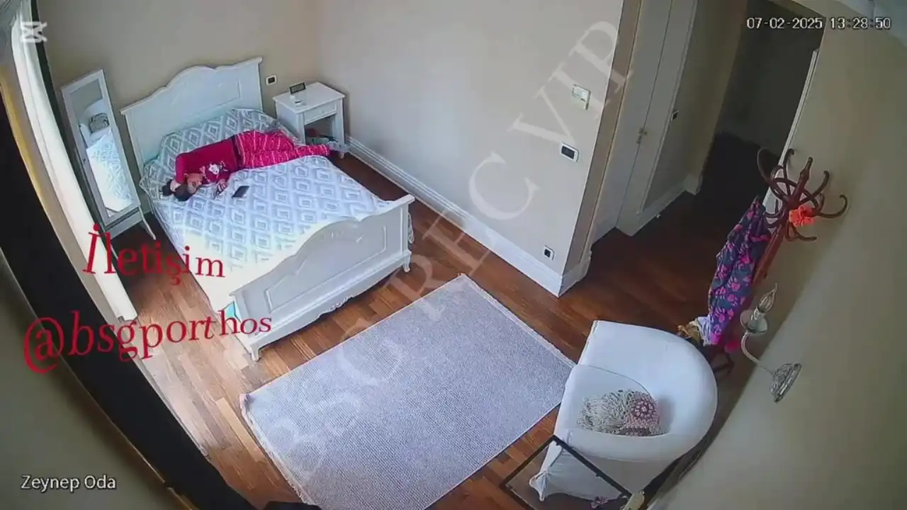Koca Memeli Zeynep Yatak Odasında Soyunuyor Part 26 İfşa Videoları